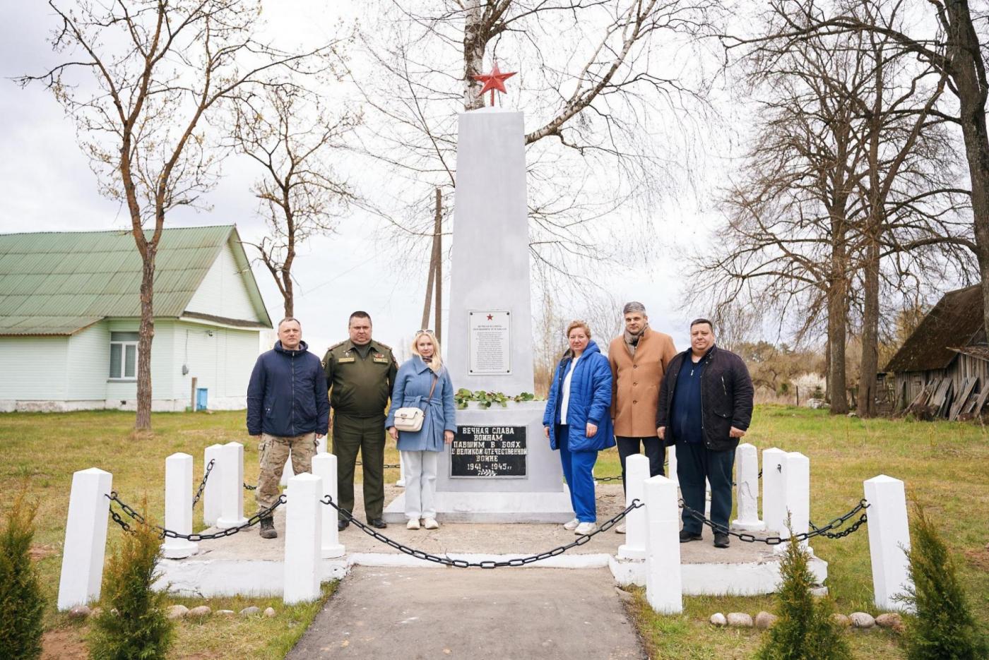 Представители ППО работников БНТУ благоустроили мемориал в Мядельском районе